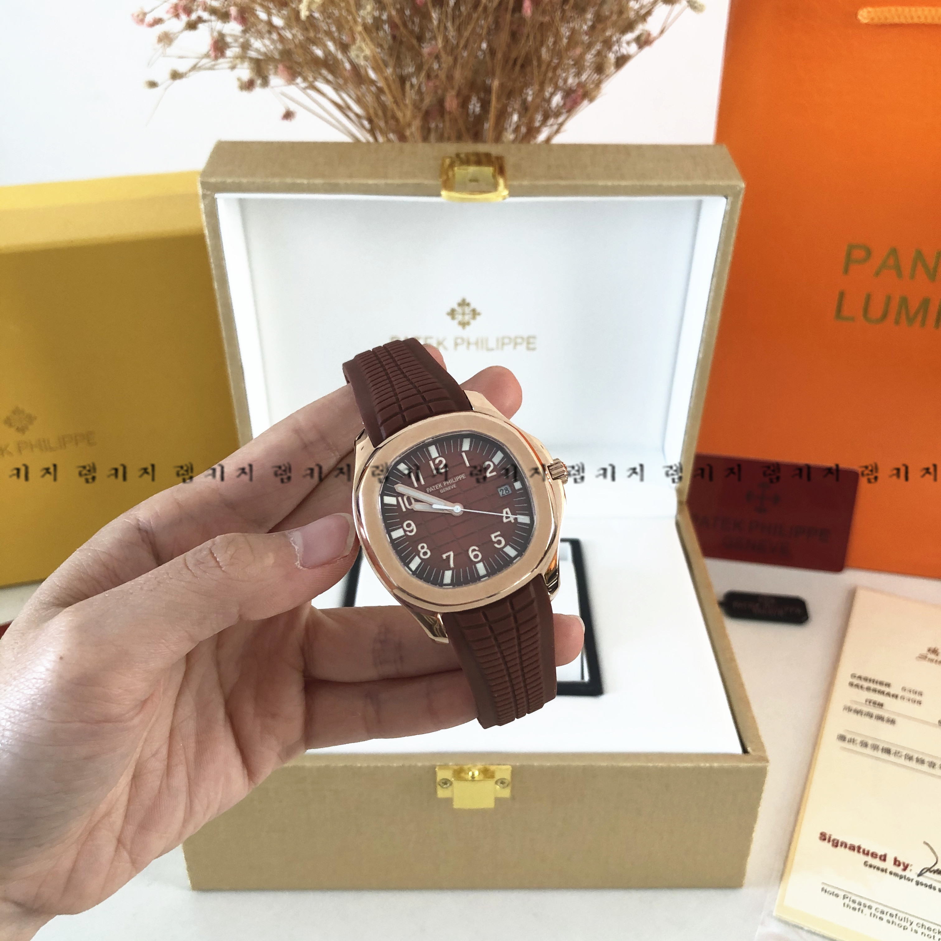 파텍필립 아쿠아넛 골드베젤 브라운 우레탄 러버밴드